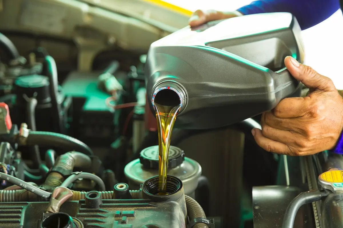 10 Minyak Enjin Terbaik di Malaysia: Petronas, Shell, Castrol, Mobil 1 — Bandingan Harga, Spec & Pilihan Bijak